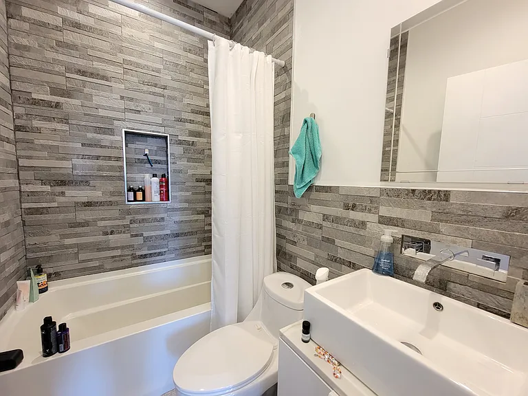 433 N 35th St #1R — Photo 8