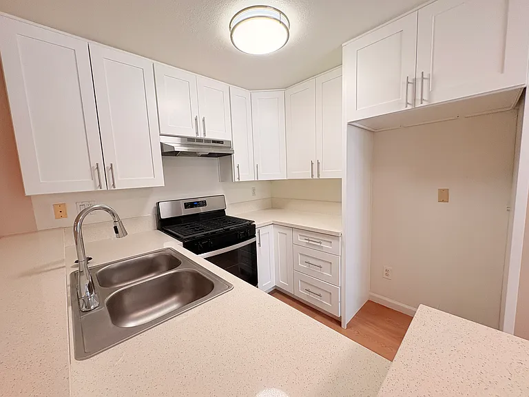 615 W Milford St — Photo 15