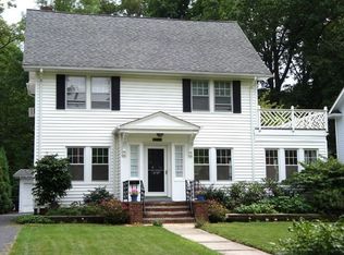 2910 Scarborough Rd, Cleveland Heights, OH 44118