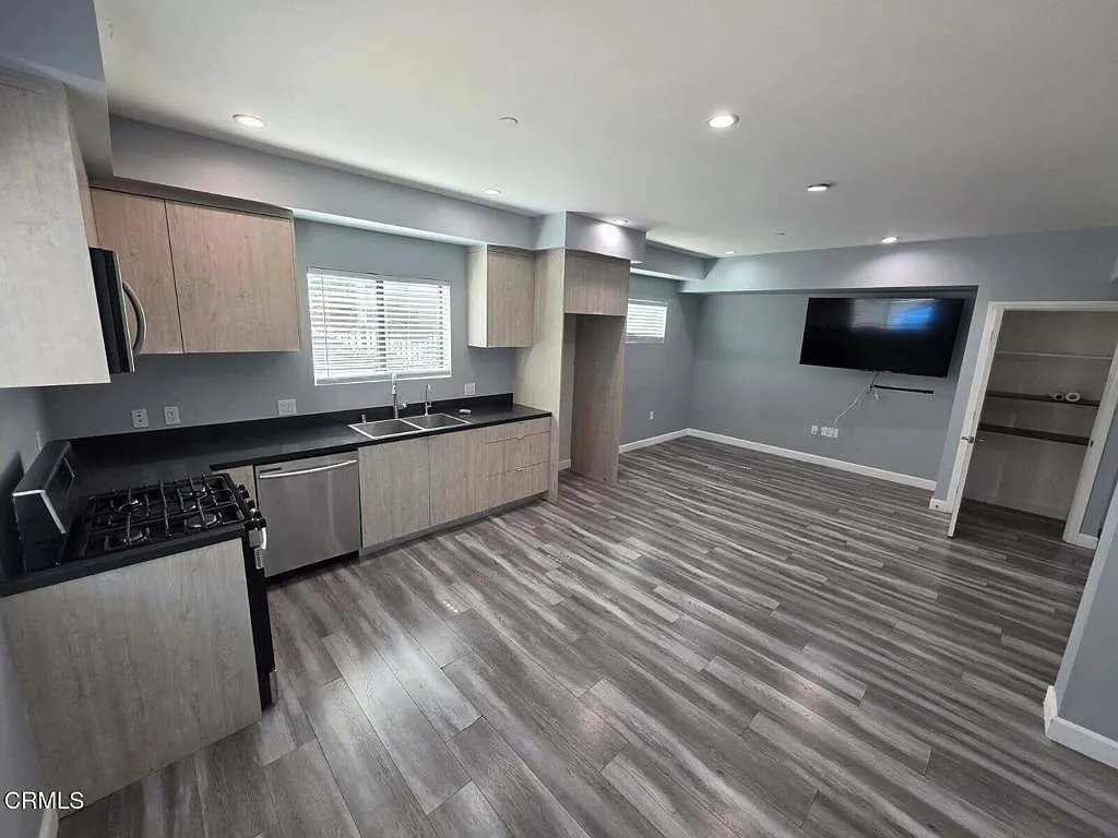 3 bed, 2.0 bath, 1000 sqft, $2,895 — Photo 4