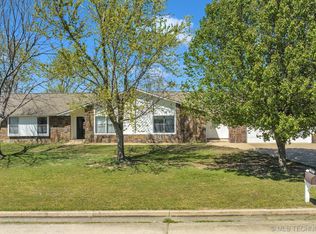 5925 Meadowside Ln, Tulsa, OK 74131