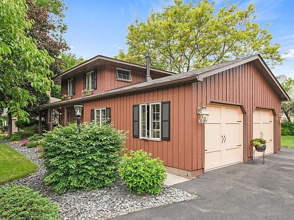 3rd image of 2737 Riviera Dr N