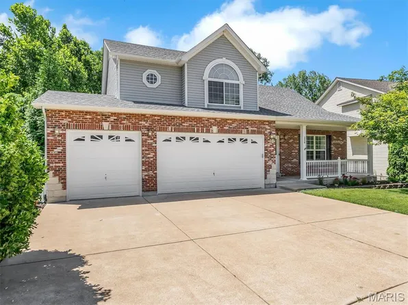 1028 Winter Lake Dr, Fenton, MO 63026