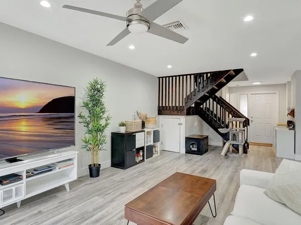 220 SW 96th Terrace, Pembroke Pines, FL 33025