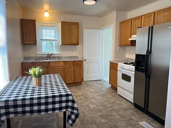 5th image of 1011 Elm St