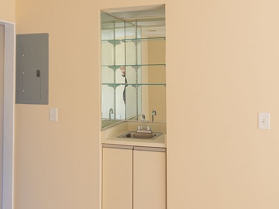 4th image of 3233 Oak Lawn Pl #205