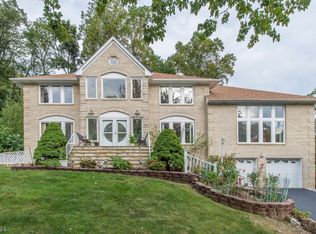 31 Meadow Bluff Rd, Morris Plains, NJ 07950