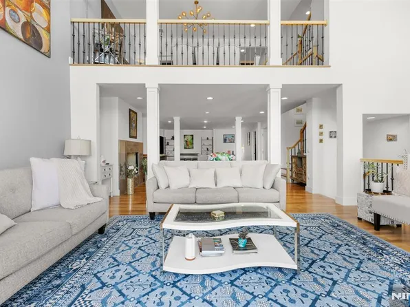 7 Oakdene Ter #7, Edgewater, NJ 07020