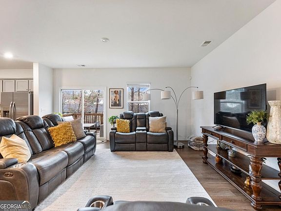 5th image of 680 Groover St