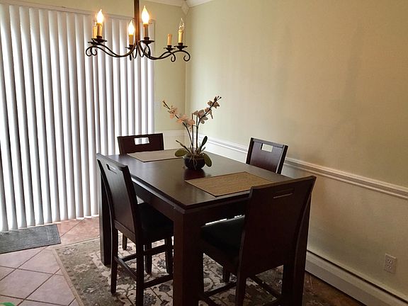 Eat-in Kitchen and sliding door (rear entry)