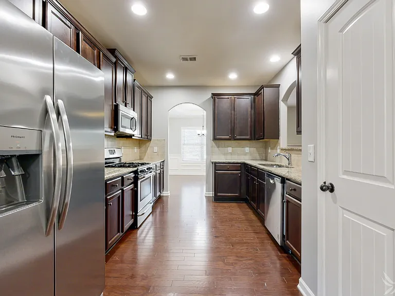 3922 Lake Manor Way — Photo 5