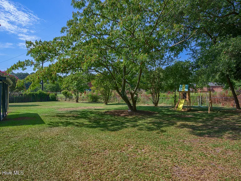 305 W Willowood Ln — Photo 10