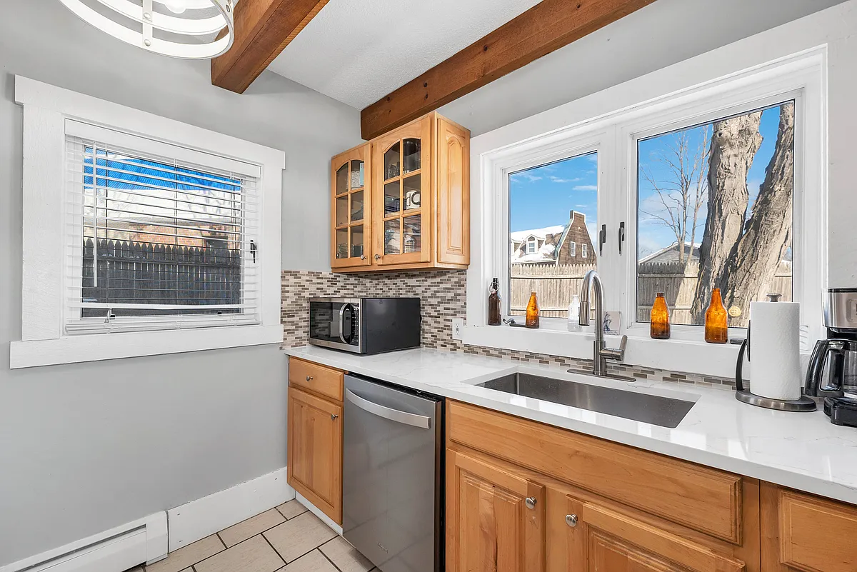 Building Photo - 10 Court St #B