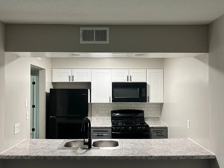 Coventry Court West Apartments — Photo 29