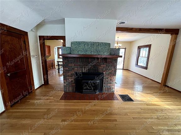 4th image of 139 E Davis St