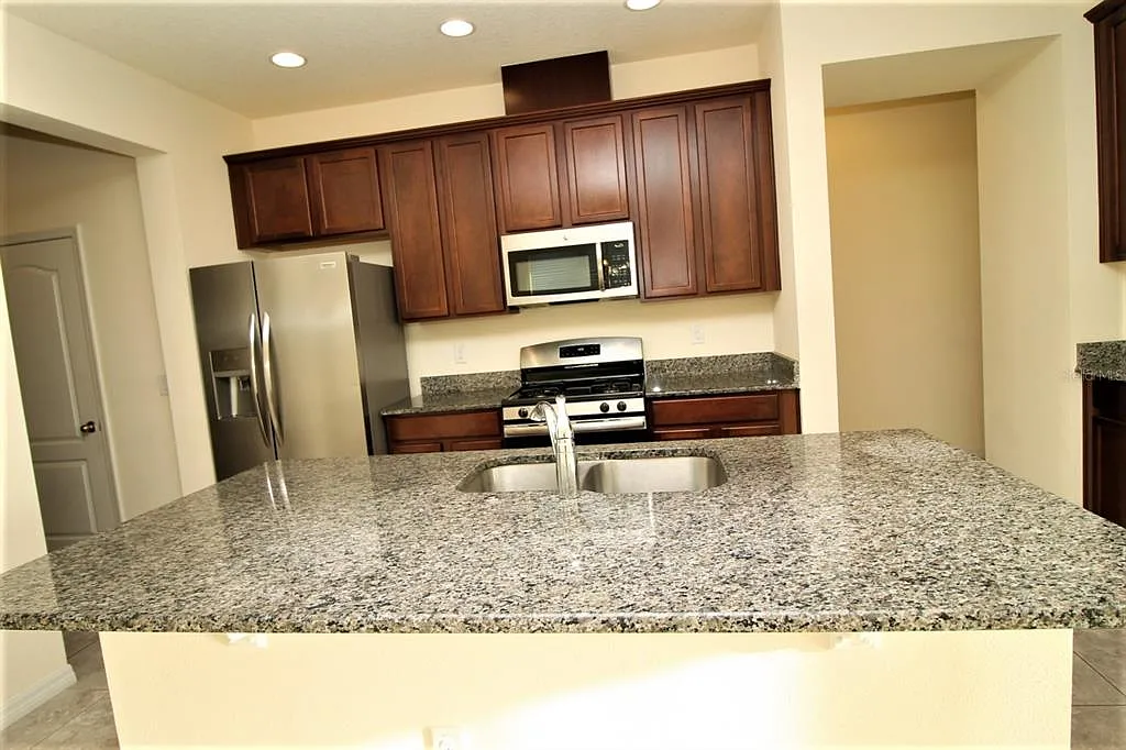 5 bed, 3.0 bath, 2222 sqft, $2,995 — Photo 4