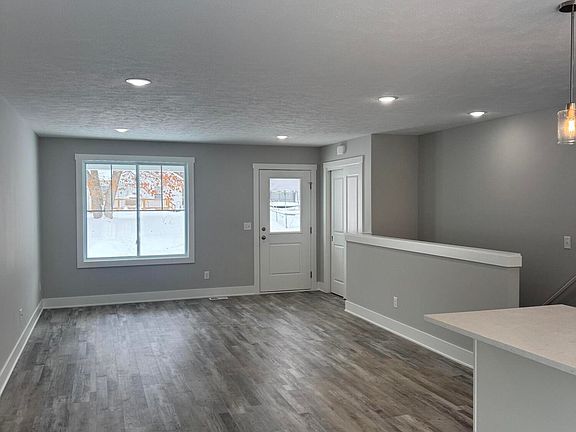4th image of 1366 Leonard Ave
