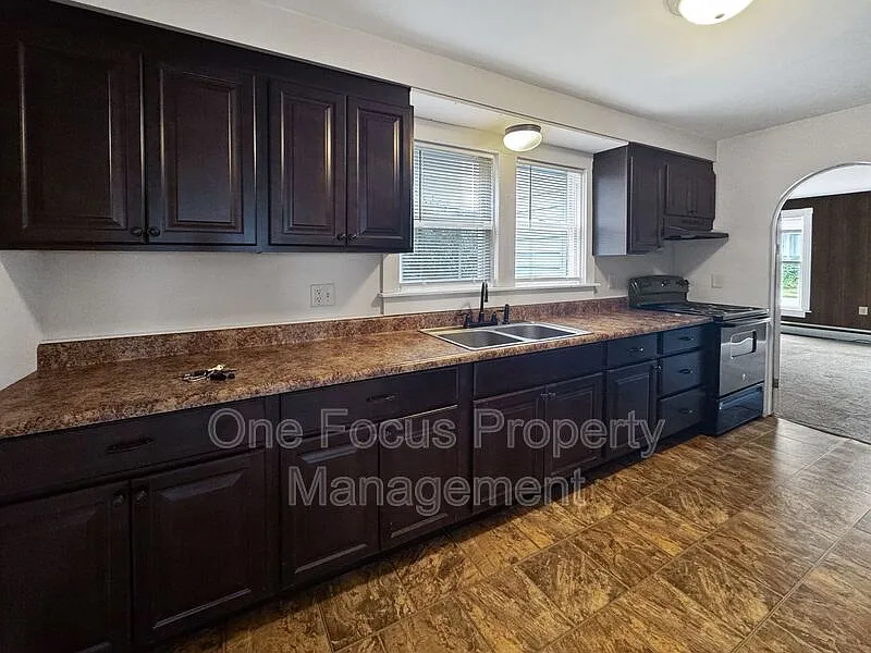 2 bed, 1.0 bath, $1,095 — Photo 1