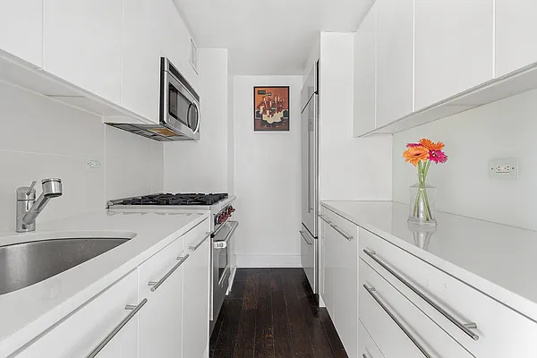 Sold by R New York | media 9