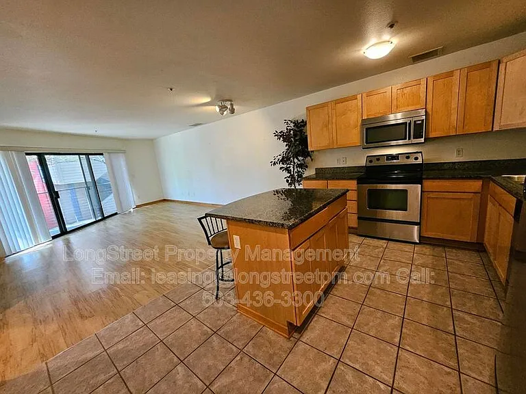 720 NW Naito Pkwy #D22 — Photo 8