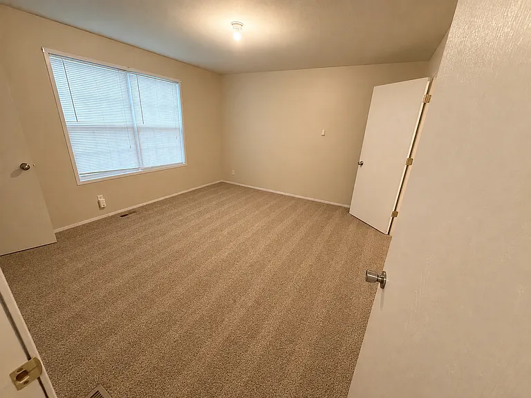 504 Pettycoat Ln — Photo 2