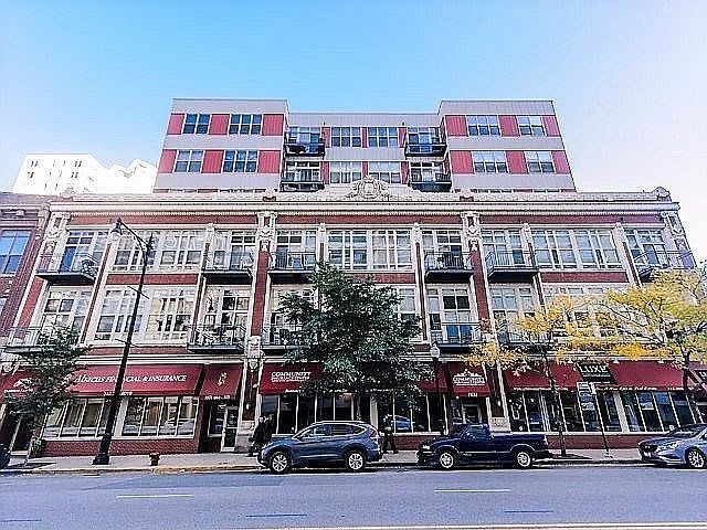 Live on Michigan Avenue! Luxury brick and terraco