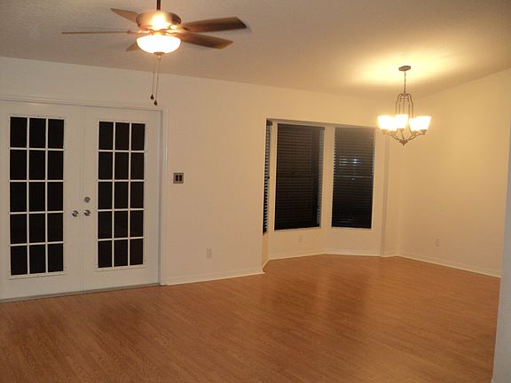 open floor plan to dining 