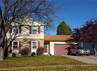 392 Pebbleview Dr, Rochester, NY 14612