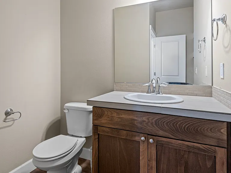 280 NW Double Eagle Ave — Photo 8