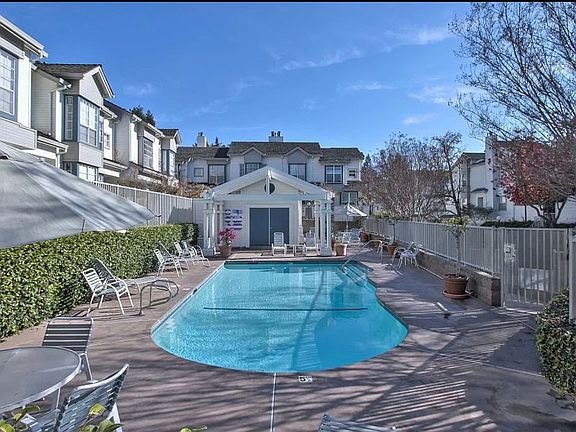 3rd image of 976 Belmont Ter Unit 3