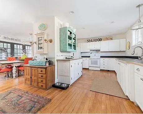 83 Woodchester Dr — Photo 2