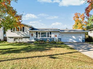5543 Edgelawn Dr SE, Kentwood, MI 49508