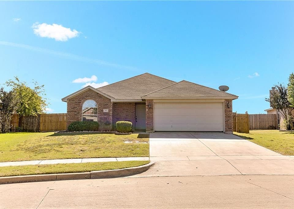 1st image of 621 Fossil Wood Dr