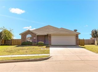 621 Fossil Wood Dr, Saginaw, TX 76179
