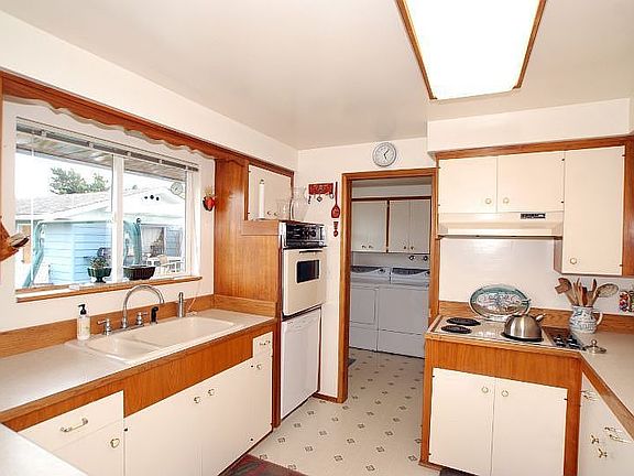 Kitchen w/Original Cabinets
