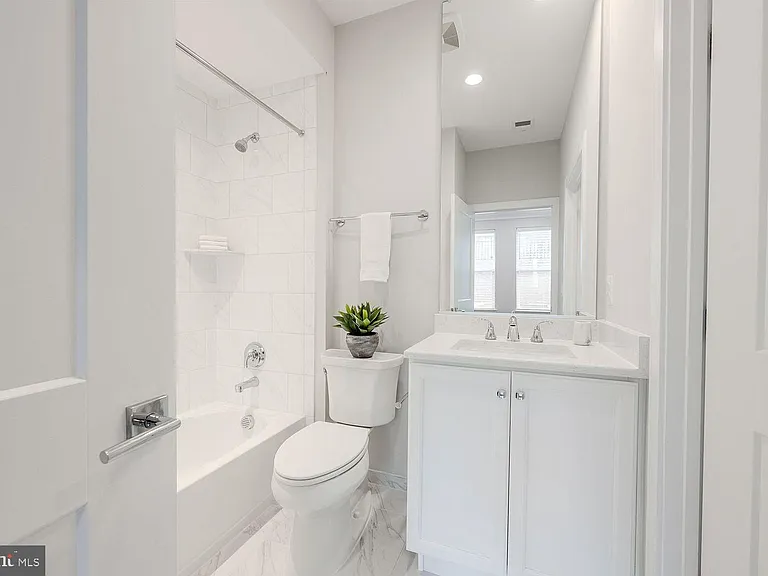 10326 Grosvenor Pl — Photo 25