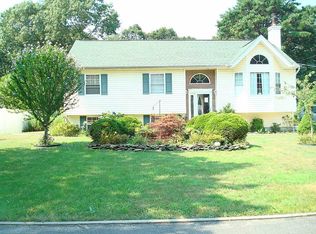 6 Johns Neck Rd, Shirley, NY 11967