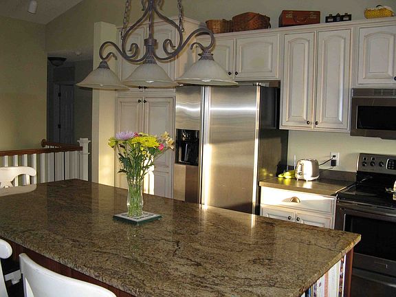 Granite w SS appliances
