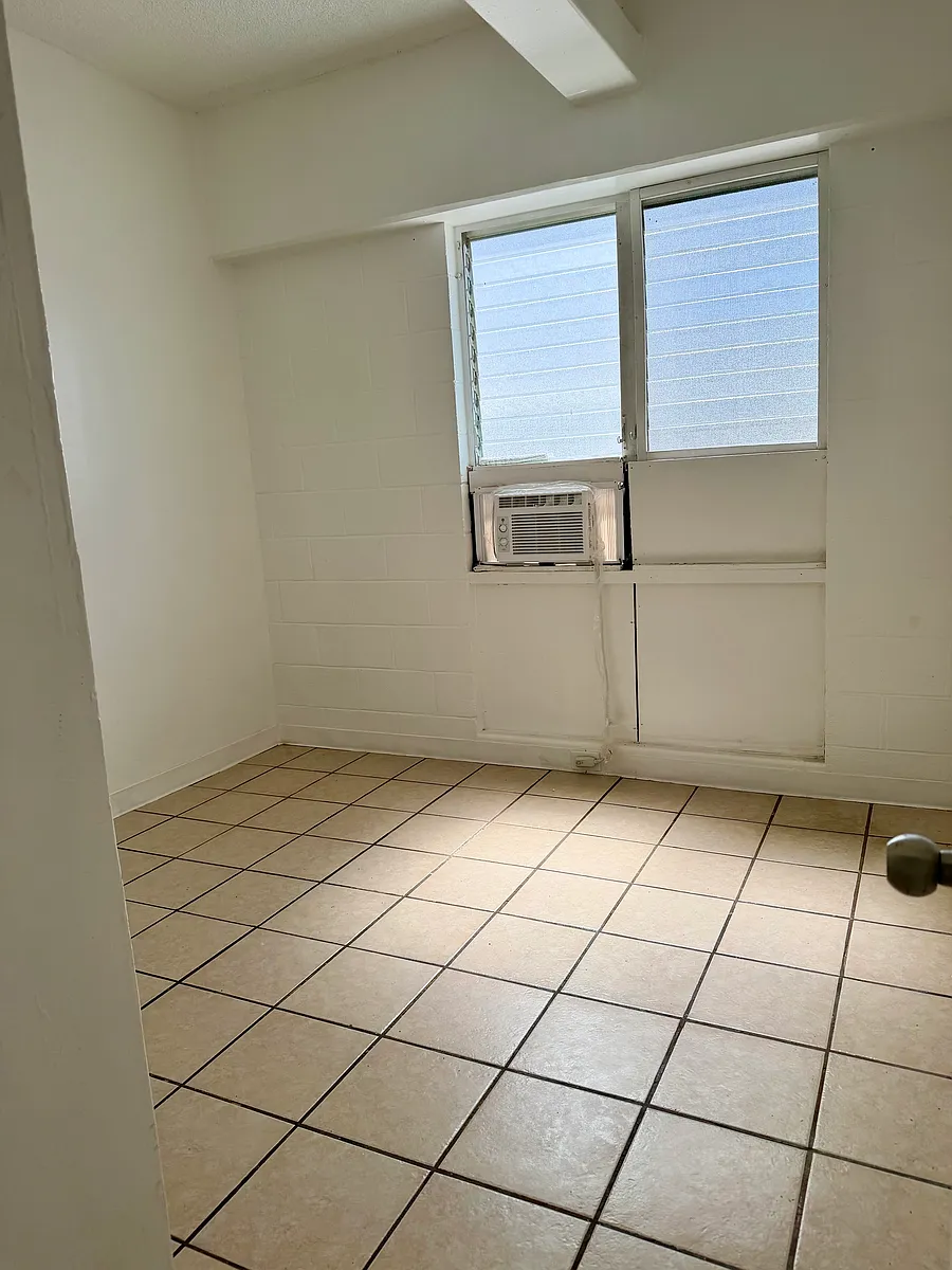 Building Photo - 1096 S Beretania St #206