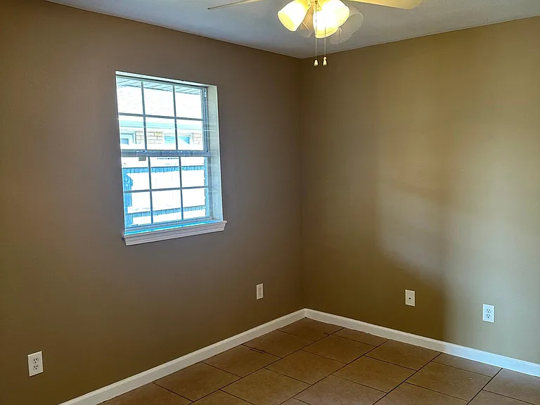 412 E Liberaux St — Photo 13