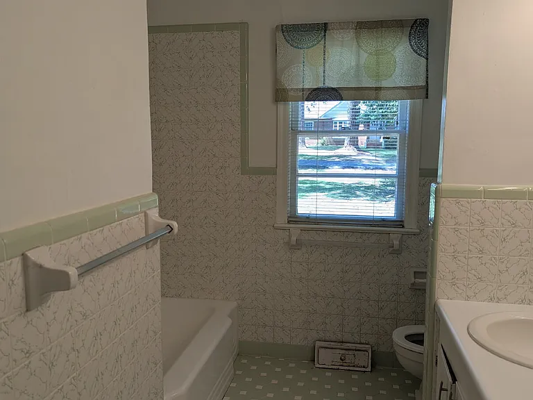 610 W Charlton St — Photo 35