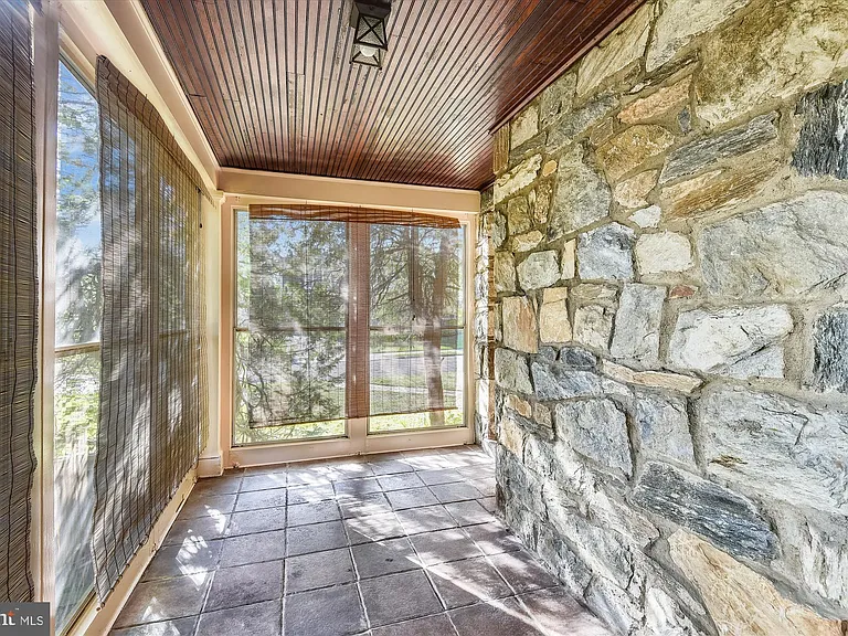 400 Meadow Ln — Photo 11