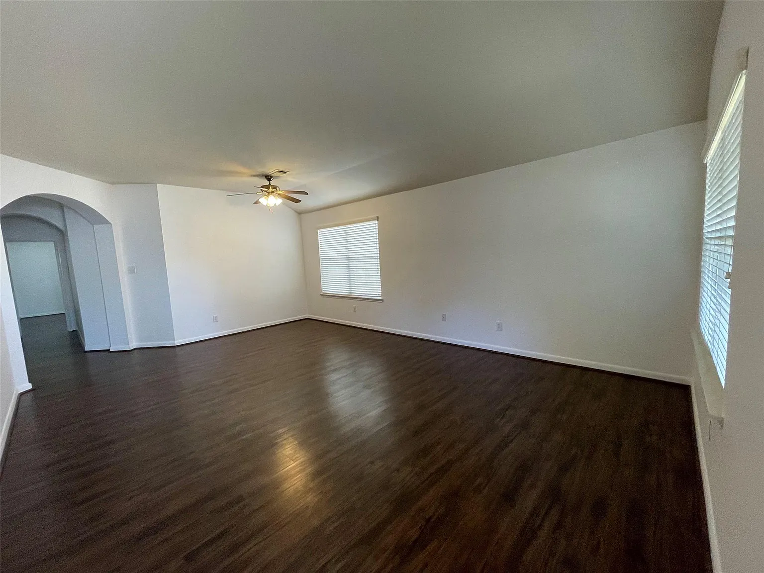 3 bed, 2.0 bath, 1966 sqft, $2,200 — Photo 2