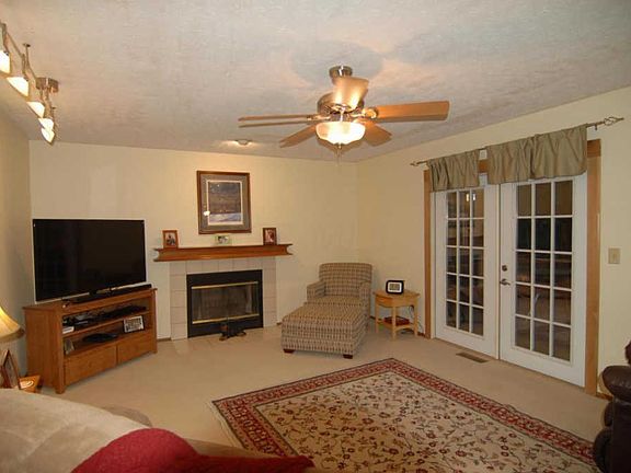 4th image of 582 Elm Ct