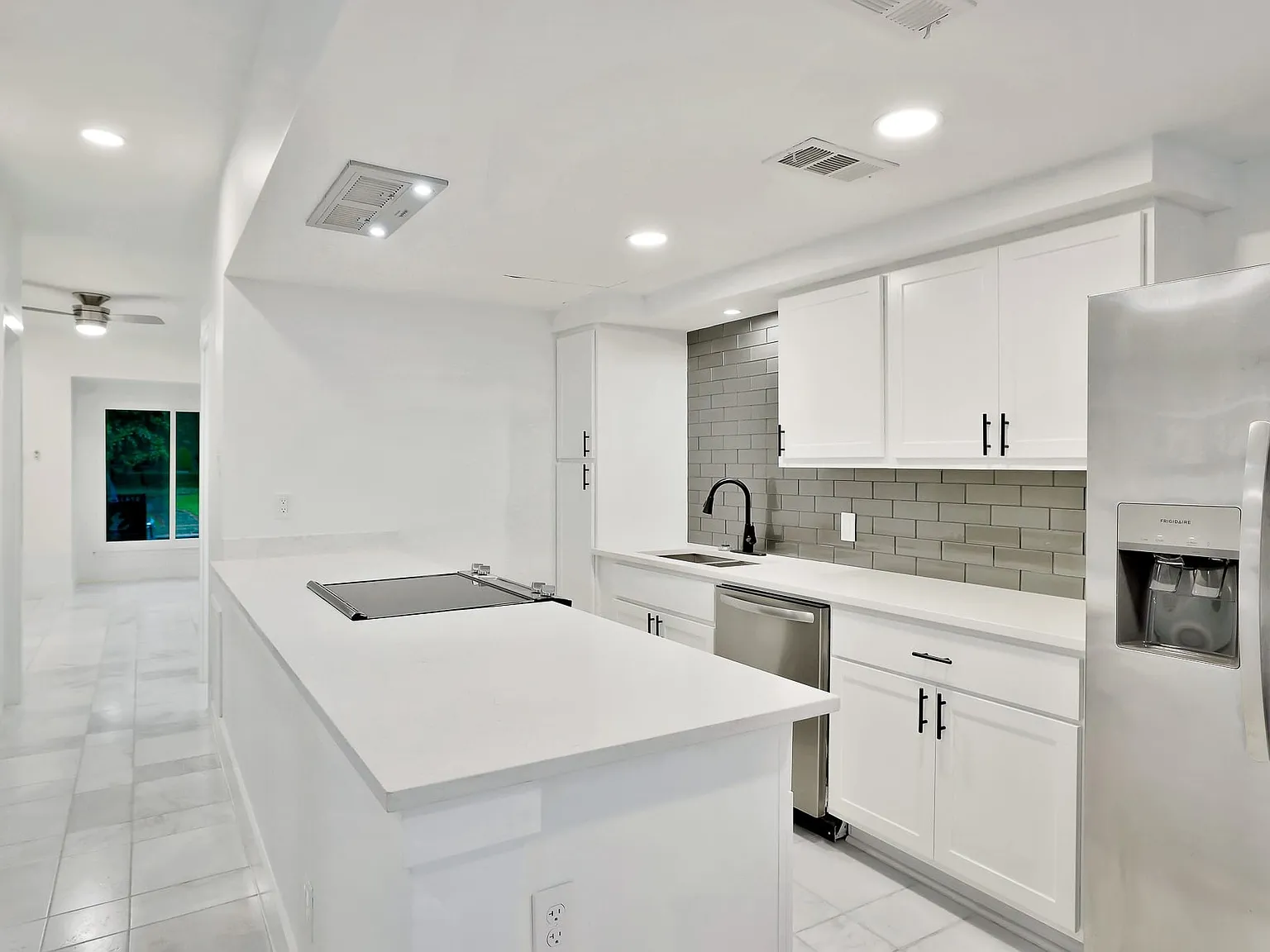 3 bed, 3.5 bath, 2036 sqft, $4,800 — Photo 3