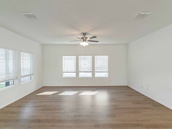 4th image of 337 Yosemite Dr
