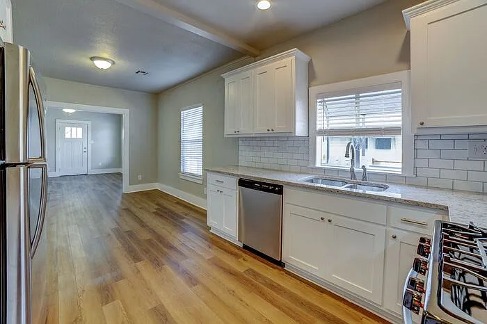 2509 E 7th St — Photo 24