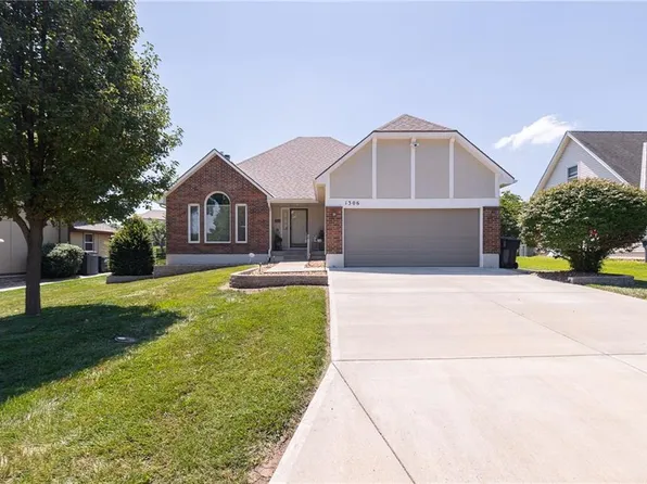 1306 SW Stonecreek Dr, Blue Springs, MO 64015