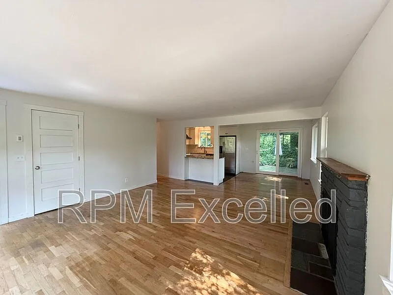 4 bed, 1.5 bath, 1470 sqft, $3,250 — Photo 4