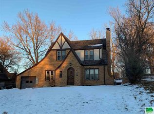 2828 Sunset Cir, Sioux City, IA 51104